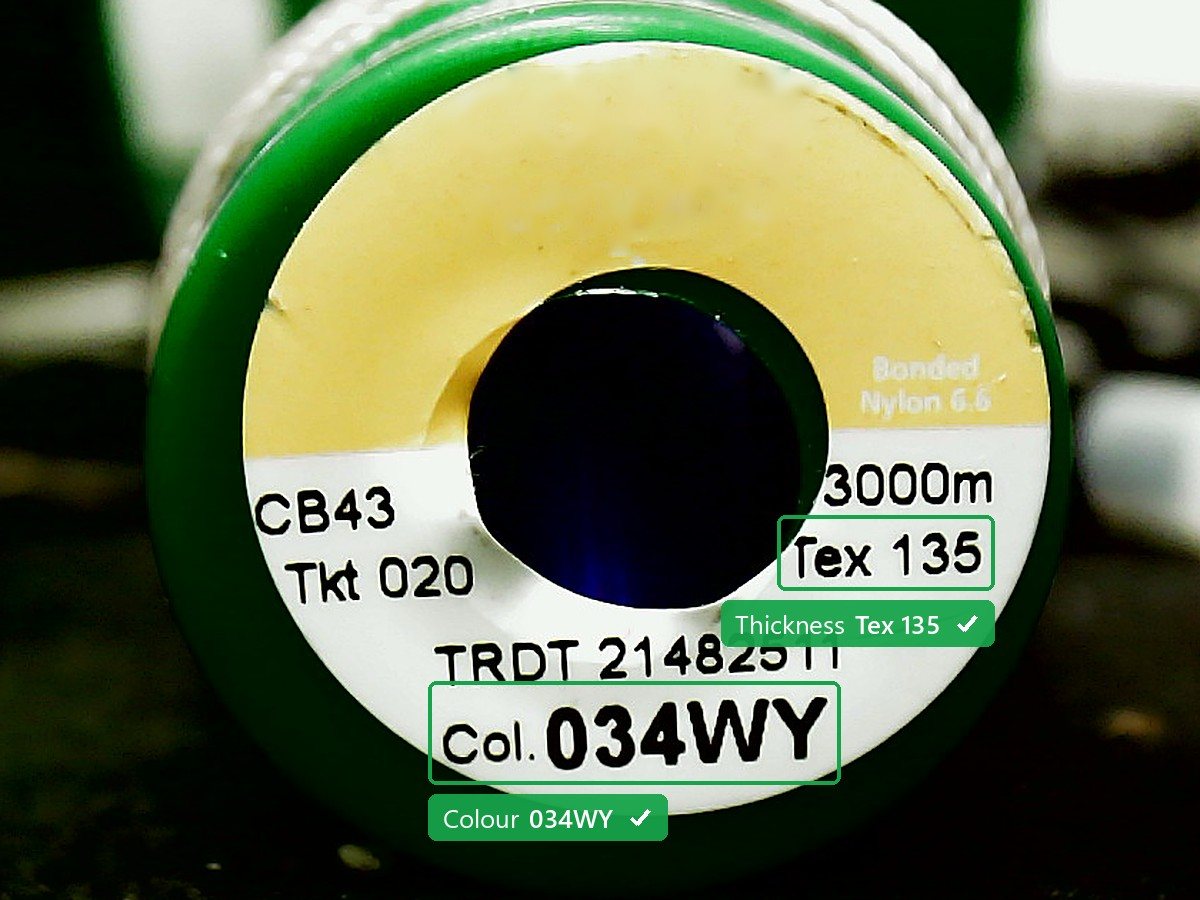 Real camera image of a thread cone label, with the thickness Tex 135 and the colour code 034WY marked as read and correct